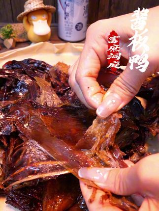 一次炫一只,好吃到停不下来 #酱板鸭 #肉质紧实 #地方特产 #越吃越想吃