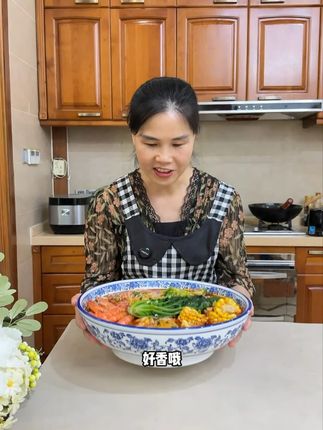 夏天真的好适合吃钵钵鸡,主要是做起来还简单~#钵钵鸡 #下饭菜 #灵魂宵夜 #妈呀太香了