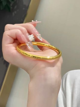 好米的碎碎冰四叶草手镯!中间经典的四叶草,两侧搭配细腻碎冰设计,高级感拉满啊!!(4500)#黄金首饰 #首饰分享 #黄金手镯 #足金999 #美开乐珠宝