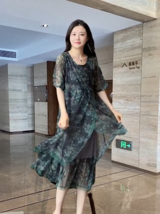 太复杂的穿不来 就喜欢简单的#连衣裙 #穿搭 #谁穿谁好看