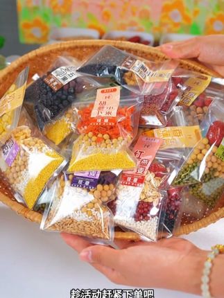 给你们找到这款一周不重样的五谷杂粮豆浆包 当你家有破壁机, 你就知道 这个搭配好的豆浆料包有多方便, 关键现在这价就到手这么多, 不薅都对不起你自己! 而且还是免泡免搭配, 十多种不同谷物搭配, 30种口味任你选择! 星期一椰香豆浆、 星期二玫瑰红豆、 星期三茉莉豆浆、星期四杏仁百合、 星期五奶香玉米汁、星期六高钙豆浆、 星期天小米银耳豆浆、 第八款绿豆沙牛乳、 第九款活力五黑豆浆、 第十款胡萝卜小米等 30多种不同口味, 都是精心搭配好的, 每包有4-5种不同原料, 真的省时又省力, 别提多方便了! 关键打出来的豆浆好喝又营养, 一包可打出满满4大杯, 全家老少都爱喝, 趁活动赶紧下单吧!#五谷杂粮 #粗粮