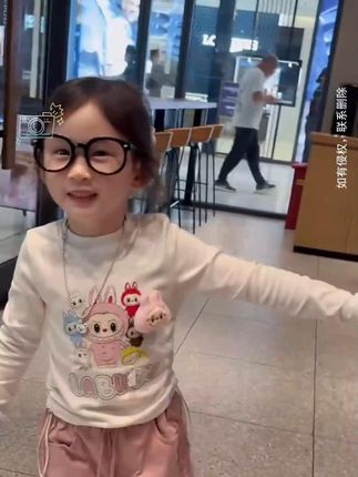 孩子越大 幸福感越强 很庆幸在成长的路上可以和孩子相互陪伴 有一种幸福叫:我有时间陪你 妈妈和孩子最好的关系 就是你在长大 我在成长 #我的女孩#亲子时光#女儿穿搭