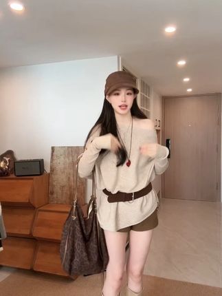 韩版不规则斜领露肩针织衫秋季气质宽松显瘦别致毛衣上衣 韩版不规则斜领露肩针织衫秋季气质宽松显瘦别致毛衣上衣#显瘦穿搭 #显瘦遮肉 #女装 #时髦精 #搭配日常