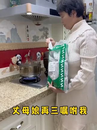 剖腹产第二天,就开始叮嘱老公每天给我泡手泡脚,坐月子用的这款 剖腹产第二天,就开始叮嘱老公每天给我泡手泡脚,坐月子用的这款#艾草老姜包 真不错,一袋有30包,独立包装,直接泡免过滤很方便,坐月子月嫂每天都会煮一大锅,用来洗头、洗澡、泡脚都可以,配料有艾叶老姜,对产妇好处多多#产后恢复 #坐月子 #泡脚的好处 #产妇 -