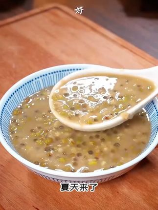 天气一热不想做饭的时候,我就会给家人煮上一锅#绿豆西米露 ,香甜软糯,QQ弹弹的好喝, 做法也简单#西米 #绿豆汤 #糖水 #西米露
