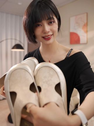 国风新潮!包头凉鞋带你穿越古今,舒适与优雅一步到位!#国风凉鞋 #脚感舒适 #时尚百搭