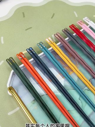 最近老刷到这款合金筷子,防霉耐高温,十个颜色家人好区分,而且防滑易清洗