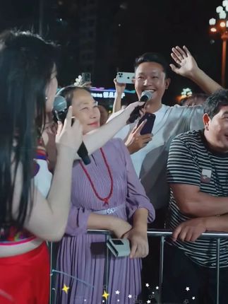 云南小黑哥挑战唐艺大舞台,声音神似张信哲,和唐艺合唱惊艳全场!#唐艺  #音乐现场  #神级现场  #唐艺大舞台  #户外直播现场
