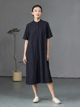 棉麻提花面料透气又显质感,立领+短袖简约大方,宽松版型藏肉显瘦,丹露红、黑色任选,日常出街/通勤都能穿,高级感拉满~#提花面料 #轻中式风格