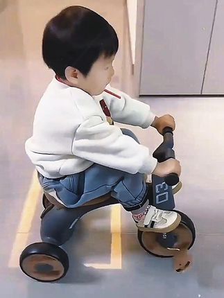 新款儿童脚踏三轮车男女宝平衡车转向防滑防侧翻带音乐灯光轻便#带音乐灯光轻便#新款儿童脚踏三轮车 #男女宝平衡车