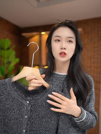 路与他人不同,何必听风动容,尊重所有声音,但只顺从自己。#品质女装 #谁穿谁好看