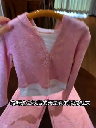 巨巨巨高品!立秋后的天一定要给闺女穿次这种超舒服又好看的糯米小套装,上身贼软糯又洋气,太适合早秋去穿了!#高品质童装 #面料舒适透气 #儿童穿搭 #女童套装 #秋款穿搭
