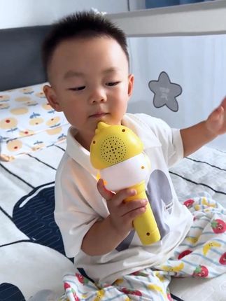 小家伙收到这个音响话筒玩的可开心了,跟着音乐蹦蹦跳跳的,还可以听早教故事和唐诗,还能连接蓝牙#儿童早教玩具 #早教话筒 #话筒玩具 #儿童礼物
