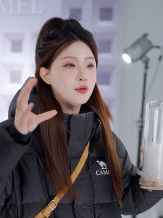 更多福利,正在直播中~ #正在直播中 #骆驼北影羽绒服 #直播福利