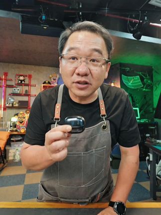 漠叔推荐魔声夹耳式蓝牙耳机,触屏播放操作简单,时尚又潮流 #大漠叔叔 #魔声耳机 #蓝牙耳机