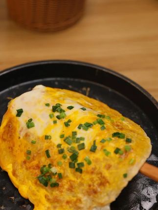 初中生赶早,快速早餐,葱油饼版肠仔包,贼香#学生早餐