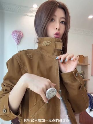 THREE GOOOD/三吉早秋徽章 复古牛仔做旧破洞短款外套!#复古穿搭 #短款外套 #小众设计感 #时髦精 #今天穿什么 @DOU+小助手 @抖音小助手 @DOU+上热门