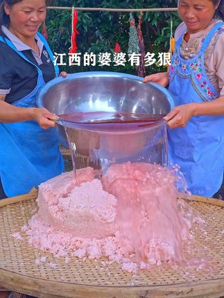 江西的婆婆有多狠,每当儿媳迎来坐月子的时期,婆婆会亲手酿上十几坛黄酒给她当水喝。现在每到秋冬,儿媳连秋裤都不用穿。其实很多人不知道,黄酒不仅做法简单,还性温养人,特别契合中国人的体质,既是产妇月子里的滋补好物,也是江西人招待贵客的地道佳酿。今天就把这份实用方子分享给你,照着做准没错。#黄酒 #自酿黄酒 #养生