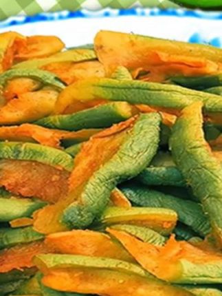 想找下饭又下酒的酱菜?这款潍坊特产脆爽萝卜干,必须安排上! 用新鲜萝卜手工腌制,一口下去脆爽十足,带着香辣味超开胃,不齁咸、不发柴!早上配粥、就馒头,瞬间唤醒食欲;中午晚上下饭吃,能多扒两碗米饭;平时朋友小聚当下酒菜,解腻又爽口,即食不用额外处理,超方便! 地道潍坊风味,每一口都是老手艺的香,真空包装锁鲜,收到还是脆生生的口感。囤点放家里,不想做饭时配着吃超省事!现在入手超划算,爱吃酱菜的家人别犹豫,赶紧冲! #脆爽萝卜干 #香辣酱菜 #下饭菜 #咸菜萝卜干 #脆爽酱菜