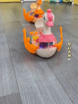 可爱齿轮天鹅,唱儿歌+古诗鹅鹅鹅+叫爸爸妈妈,遇障自动拐弯 引导宝宝学习爬行、学说话、学走路真的好玩~#透明齿轮天鹅 #电动天鹅 #早教益智玩具 #引导宝宝爬行玩具