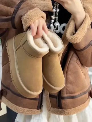 姐妹们快看!拉夏贝尔这款【琥珀流光】雪地靴也太美哭了吧!加绒加厚,暖到心坎里,冬天再也不怕冷 jio 啦~厚底设计还能悄悄增高显腿长,防滑鞋底走路稳稳当当!搭配裙子、裤子都好看,时尚感直接拉满~日常通勤约会穿它准没错,冬天有这一双就够啦!#拉夏贝尔 #雪地靴 #冬季保暖神器 #厚底防滑棉鞋 #秋冬穿搭必备