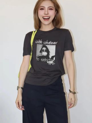 深灰色大码正肩短袖t恤女夏季新款潮牌休闲个性人物印花圆领上衣 #上衣 #圆领上衣 #短袖t恤 #t恤 #t恤女