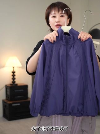 月光如水,洒在独坐窗台的少女身上,她仿佛坐在银河的渡口。 #儿童外套 #韩版穿搭 #亲子装 #源头好货 #高品质童装