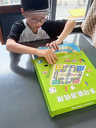 暑假给孩子安排了一套 #多功能游戏棋 ,象棋斗智、五子拼策略,多种玩法不重样,边玩边锻炼逻辑思维,专注力,和孩子一起 #亲子互动 乐趣满满 #益智玩具  #亲子游戏陪伴  #休闲游戏