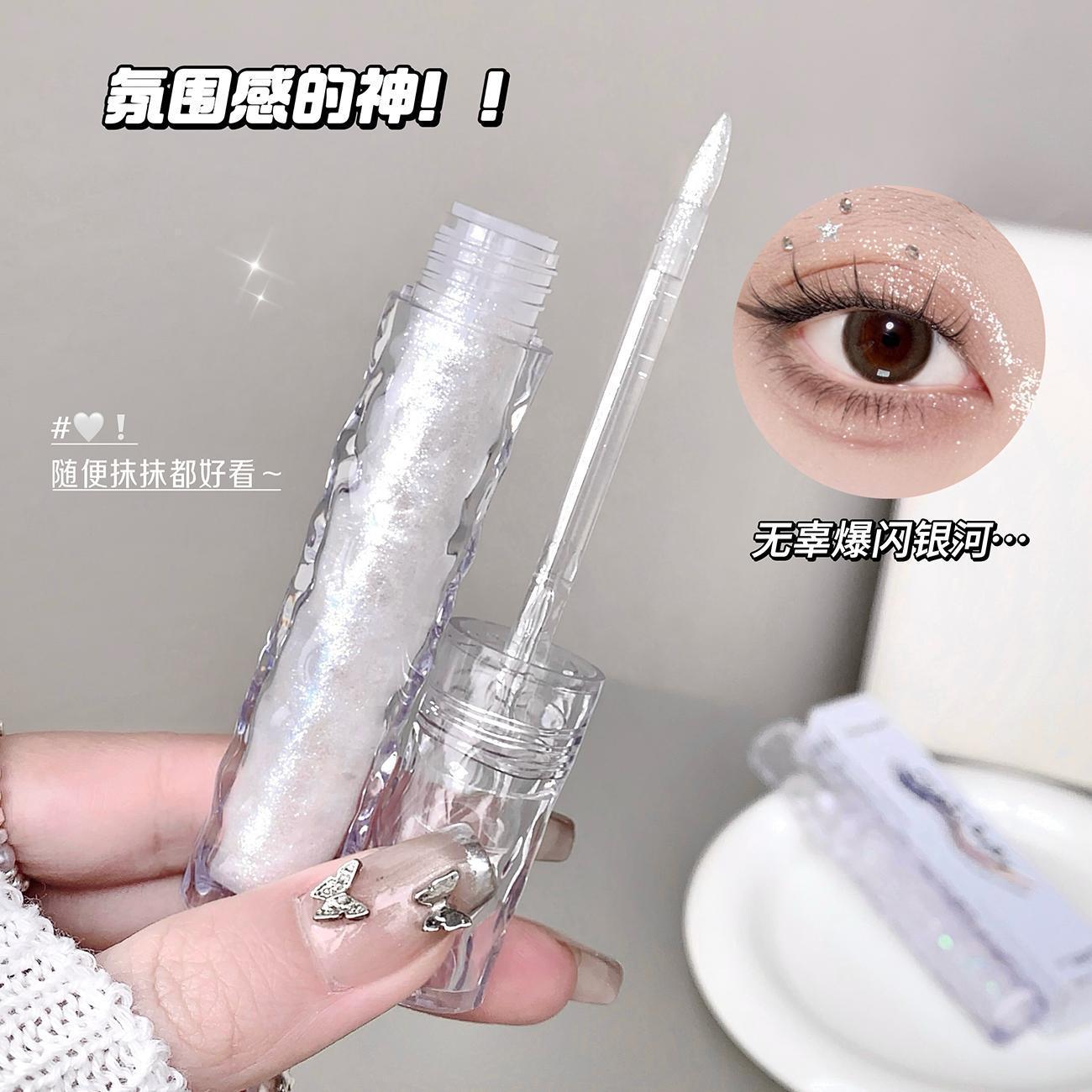 姐妹们都去给我涂这个一滴泪液体眼影,真的闪到离谱!涂上好似银河挂在眼上闪闪发光!