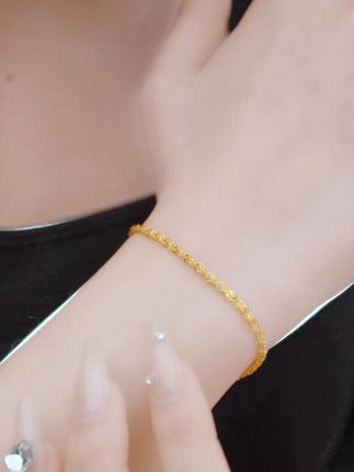 第一眼我就喜欢~#凤尾手链 ~上身效果也是很OK啊~简直心动~#足金 ~#中国黄金宝瑞雅 #礼物🎁 ~#抖音双11好物节