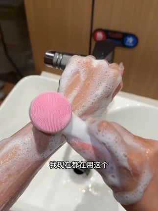 不要再用手洗脸了,真的洗不干净,用了洗脸刷才知道毛孔有多干净#洗脸刷  #洗脸  #洗脸神器  #清洁  #搓澡神器