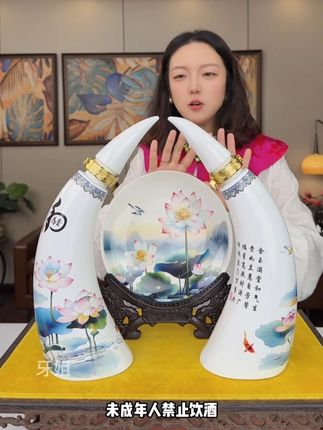 杏花村和为贵收藏酒 大容量,两瓶加起来1500毫升3斤酒,再送景德镇陶瓷展示盘和展示盘底座,53度黄金度数,不管收藏摆柜还是送人送礼太合适了!#白酒 #杏花村 #好酒推荐 #好喝不贵 #清香型白酒