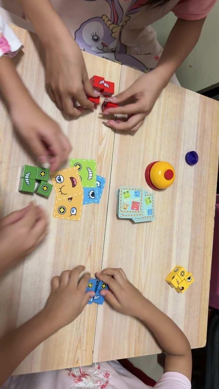【亲子互动锻炼孩子反应力】儿童简单变脸魔方积木玩具笑脸表情对战