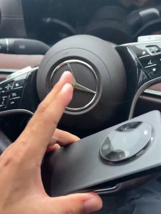 奔驰车主需注意主驾驶下方OBD接口易受水渍和灰尘影响,导致连接故障。可安装OBD保护罩,有效隔绝水渍和灰尘,保护接口
