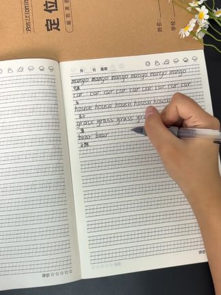 想让孩子写的字体干净又工整,可以试试这款英语定位本,从简单的衡水体入手,孩子练习起来更轻松#英语定位 #小学
