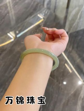 🌸 喜欢咱家这款秋月圆条姐妹,来直播间看看吧!圆条真的很美的!#万锦珠宝直播间 #万锦珠宝 #和田玉 #和田玉手镯 #玉石魅力
