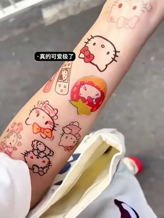 #无限回购的宝藏单品谁懂 KT纹身贴的含金量真的又甜又酷~KT脑袋看了一整个走不动道~ #阔爱炸了 #hellokitty #纹身贴 #在身上画画