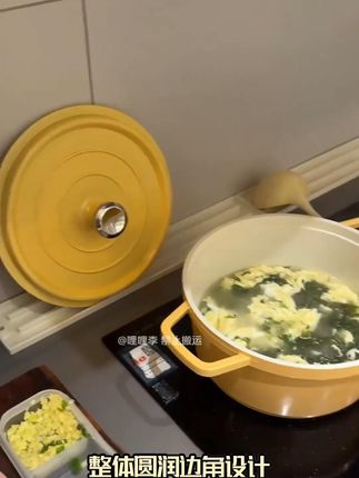 厨房台面放个这种窄缝锅盖收纳垫,做饭时锅盖锅铲随手放上面 ,整洁又不占地方,还能放在水池旁当个沥水垫#防滑垫 把锅盖菜板收纳上去 #锅盖收纳架 #厨房好物