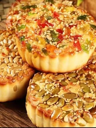 这款淄博#月饼 真的是火出圈了,上面裹满了果仁,里面馅料更加 饱满,一口咬下去太满足了!#好吃到停不下来 #中秋月饼 #老式月饼 #中秋节