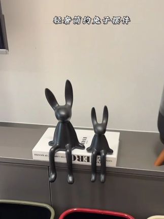这款兔子摆件,是 “艺术家居的优选”。由非遗匠人手工铸造而成,采用失蜡法工艺打造青铜兔子,表面做旧处理呈现复古铜色,带有细微的岁月肌理,复古却不失大气;兔子造型为蹲坐姿态,身体线条饱满流畅,尾部装饰手工锻造的铁艺花苞,细节处尽显匠心。底座为胡桃木材质,经过精细抛光,木纹清晰自然,与青铜兔子相互映衬,兼具自然气息与艺术感。摆放在实木博古架、中式风格客厅,搭配水墨挂画、紫砂茶具,能营造出沉稳雅致的艺术氛围,即使作为空間装饰也极具观赏性。 #手工青铜兔子 #胡桃木底座摆件 #非遗工艺装饰 #复古铜色兔子 #艺术家居摆件