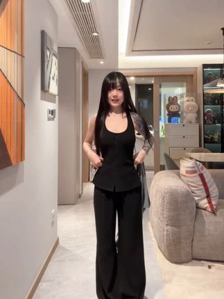 超超超显腿长~ #ootd #休闲穿搭 #黑长直 #坨坨耶