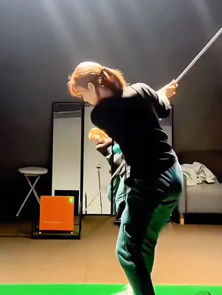 如果你每天用离心棒这样挥100次,你就能告别用手臂发力击球。 只有正确的挥杆动作才能把它丝滑的挥起来。 #高尔夫离心力挥杆棒 #高尔夫挥杆训练棒 #挥杆打远练习棒 #高尔夫挥杆 #高尔夫用品