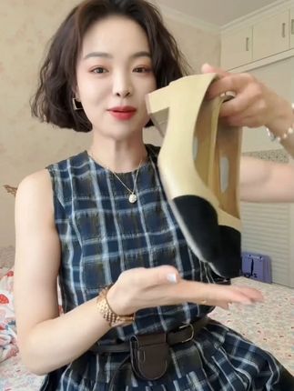 这双鞋是小羊皮的方头法式单鞋,性价比不错,脚感舒服,日常通勤很好看,还显得脚瘦哦#法式方头单鞋 #女鞋分享 #鞋子推荐 #好看又百搭的鞋