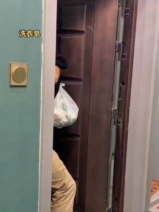 小孩子到处爬,摸完地板摸玩具,细菌滋生怕不怕? 别担心,洗衣皂帮你搞定!这款皂不仅洗得干净不留痕,还特别温和,小宝宝穿得也舒服。#冰川山脉 #洗衣皂推荐 #洗衣皂婴儿