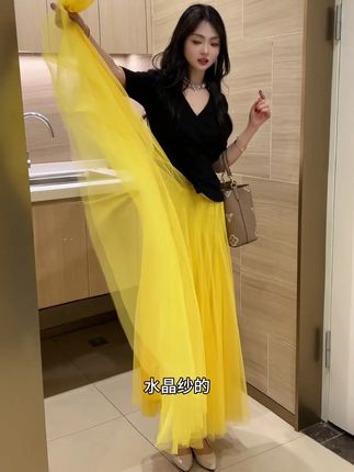 女人的自信一半来自阅历,一半来自穿着,与其仰望时尚,不如穿在身上。#显瘦穿搭 #夏季新款