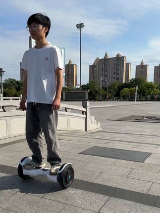 这就是一款大人小孩都能玩的领奥平衡车,续航强可玩笑非常高 #领奥平衡车#儿童平衡车#生日礼物#让孩子远离手机#儿童玩具