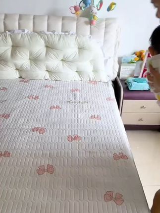 柔软亲肤,吸水性强,不怕宝宝洗完澡着凉! 过来人告诉你,这个纱布浴巾,一定要多备两条,真的太实用了#浴巾 #包被 #婴童用品 #十月结晶