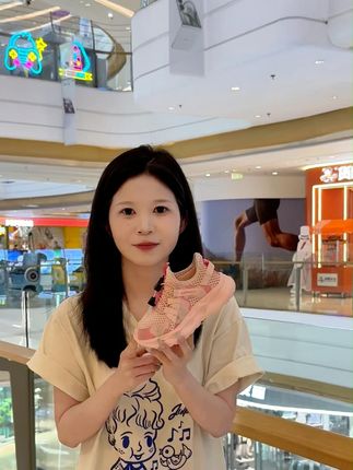 中底软到能按出小坑,却不会塌陷,久穿依旧保持 Q 弹。 #夏季新品 #仙女鞋 #有一种变身叫小美女 #时尚鞋子