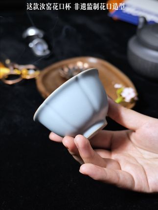 「宋瓷遗韵绽花口,一盏天青入茶席」 #茶器之美 #茶具 #喝茶 #主人杯 #众吉陶艺