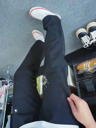 家人们,秋季型男必备的宝藏休闲裤来啦!就是这款Entong秋季薄款休闲裤,它完美融合了潮流美式风格与实用机能设计。宽松直筒微喇的版型,不仅时尚感爆棚,还能轻松修饰腿型,让你瞬间拥有大长腿。而且它是薄款的,特别适合秋季穿着,透气舒适不闷热。最重要的是,它采用了速干面料,即使你在运动中出汗,也能快速干爽,时刻保持清爽状态。还在等什么,赶紧入手吧!#秋季休闲裤 #潮流美式 #宽松直筒 #微喇裤子 #机能速干
